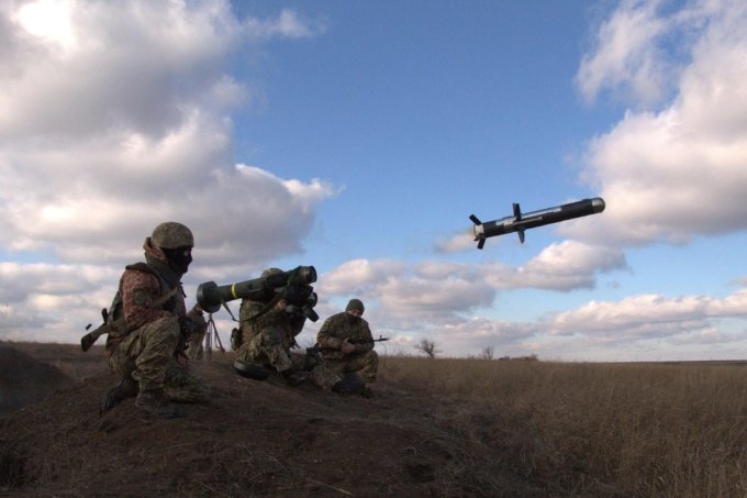 Lính Ukraine huấn luyện với tên lửa chống tăng Javelin do Mỹ cung cấp tại một thao trường ở miền đông. Ảnh: AFP.