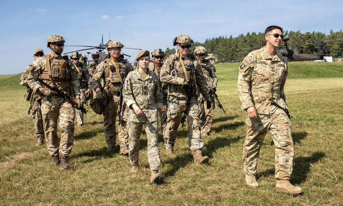 Phi công trực thăng Mỹ cùng đặc nhiệm Ukraine trong cuộc diễn tập tháng 9/2020 tại Hohenfels, Đức. Ảnh: US Army.