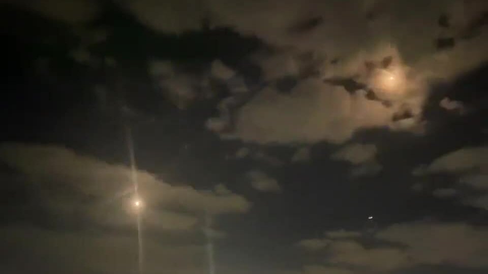 Giây phút phòng không UAE chặn tên lửa đạn đạo phiến quân