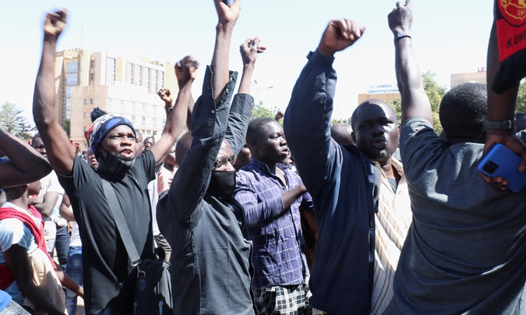 Người dân thủ đô Ouagadougou reo hò ăn mừng khi quân đội Burkina Faso đảo chính hôm 24/1. Ảnh: Reuters.