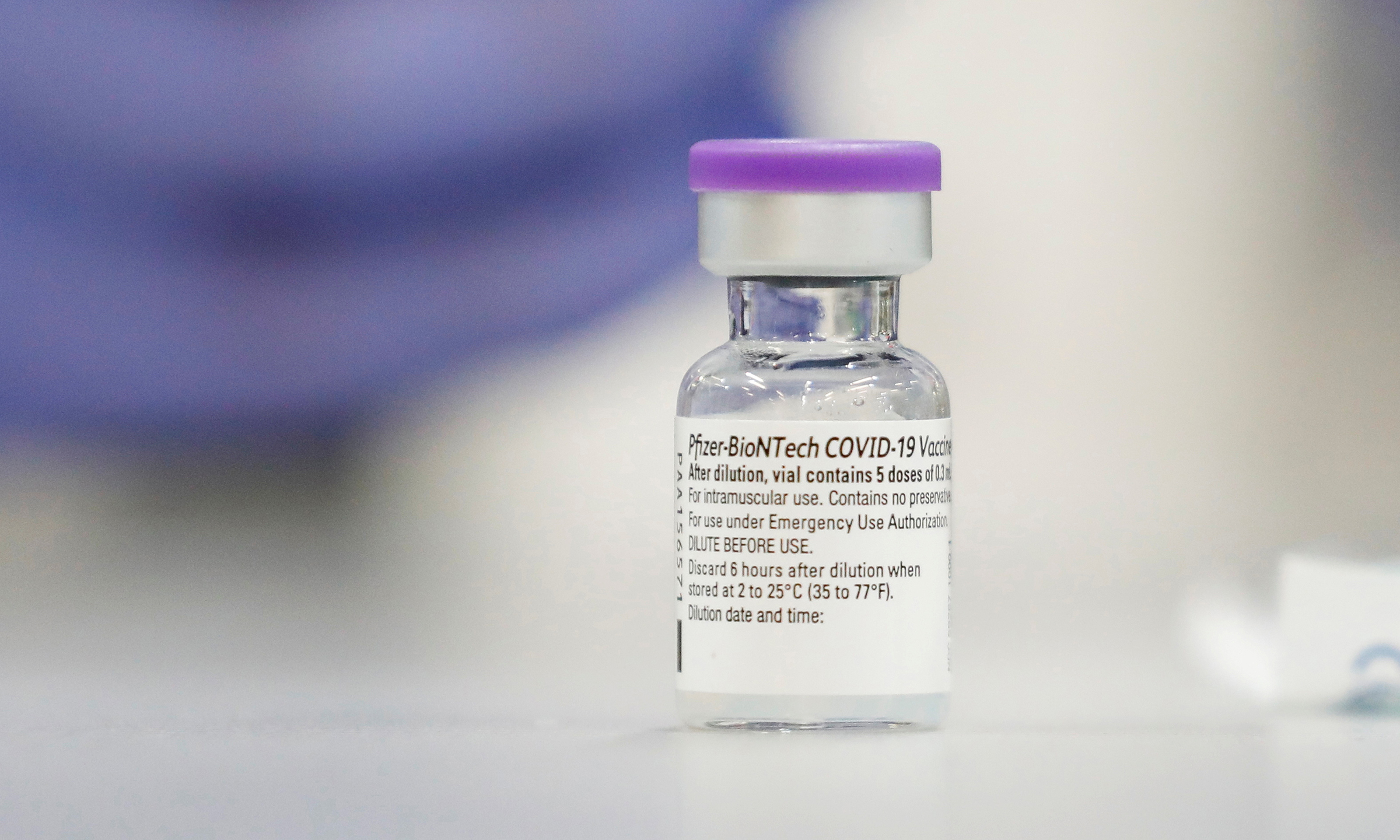 Một lọ vaccine Covid-19 của Pfizer tại trung tâm y tế ở Ramat Gan, Israel, hồi tháng 12/2020. Ảnh:Reuters.