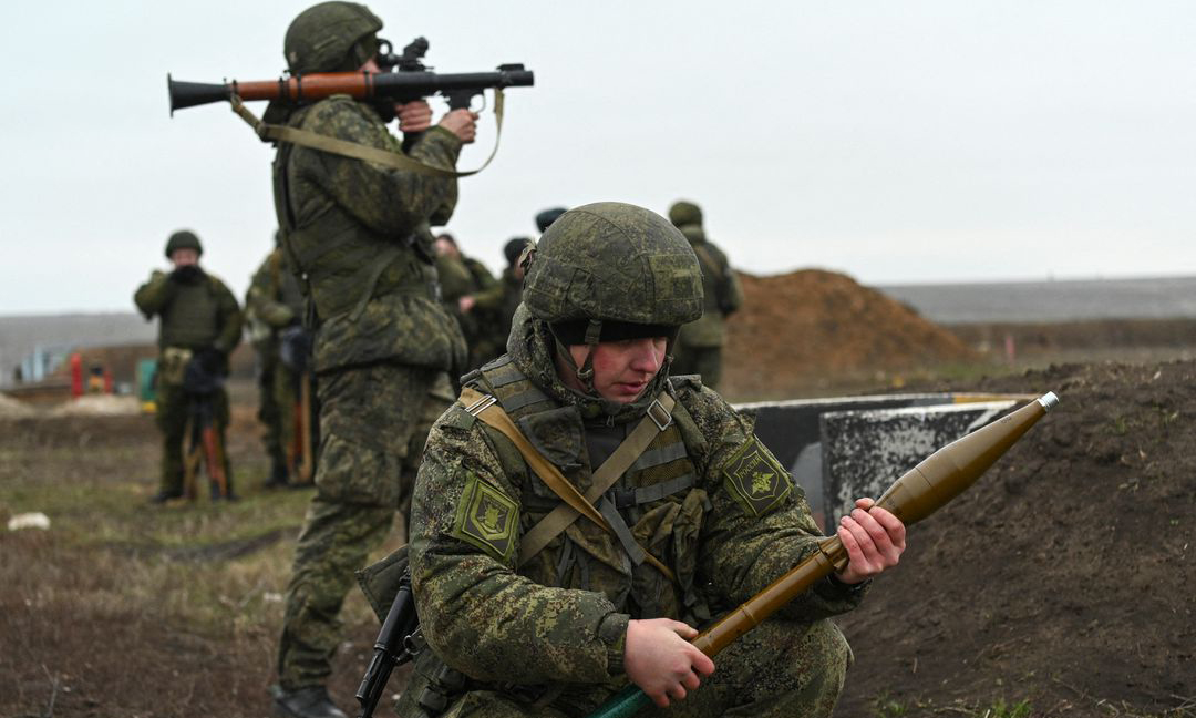 Binh sĩ Nga diễn tập chiến đấu tại vùng Rostov hôm 14/12/2021. Ảnh: Reuters.