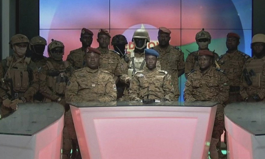 Trung tá Damiba (mũ đỏ, ngồi bên trái) cùng các binh sĩ xuất hiện trên truyền hình hôm 24/1. Ảnh: AFP.