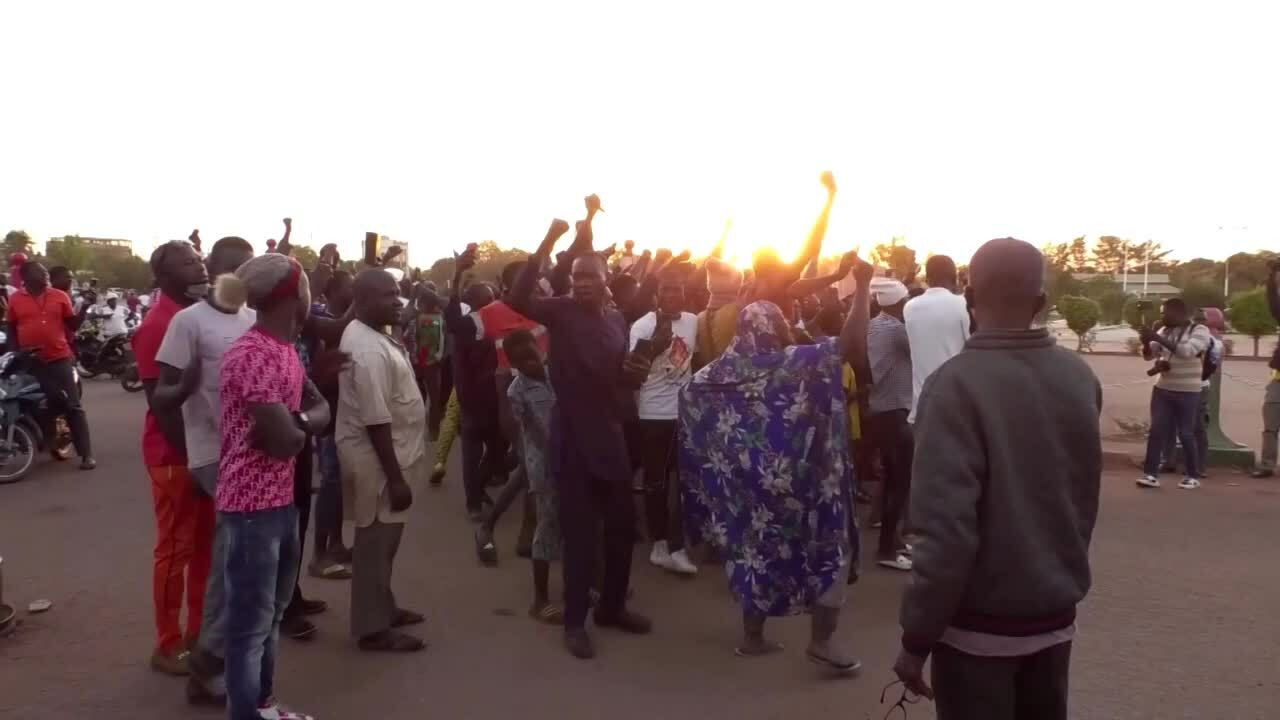Dân Burkina Faso reo hò khi quân đội đảo chính