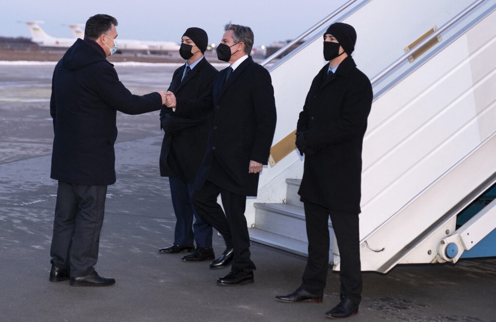 Ngoại trưởng Mỹ Antony Blinken (giữa) bắt tay Thứ trưởng Ngoại giao Ukraine Dmytro Senik tại sân bay quốc tế Boryspil, Kiev, Ukraine tháng này. Ảnh: AFP.
