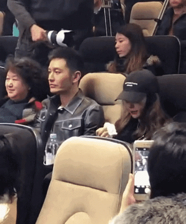 Xôn xao clip Angelababy khóc nức nở, Huỳnh Hiểu Minh bên cạnh dửng dưng như không - 3