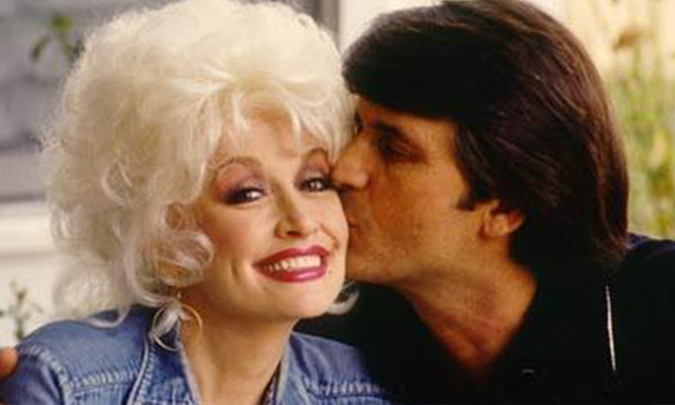 Dolly Parton (trái) cưới doanh nhân Carl Thomas Dean năm 1966, không có con chung. Ảnh: Oprah Daily
