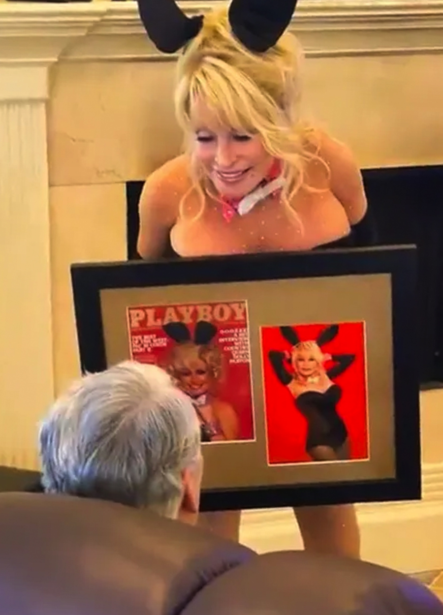 Dolly Parton diện trang phục của mẫu Playboy trong sinh nhật chồng năm 2021. Ảnh: Dolly Parton Twitter