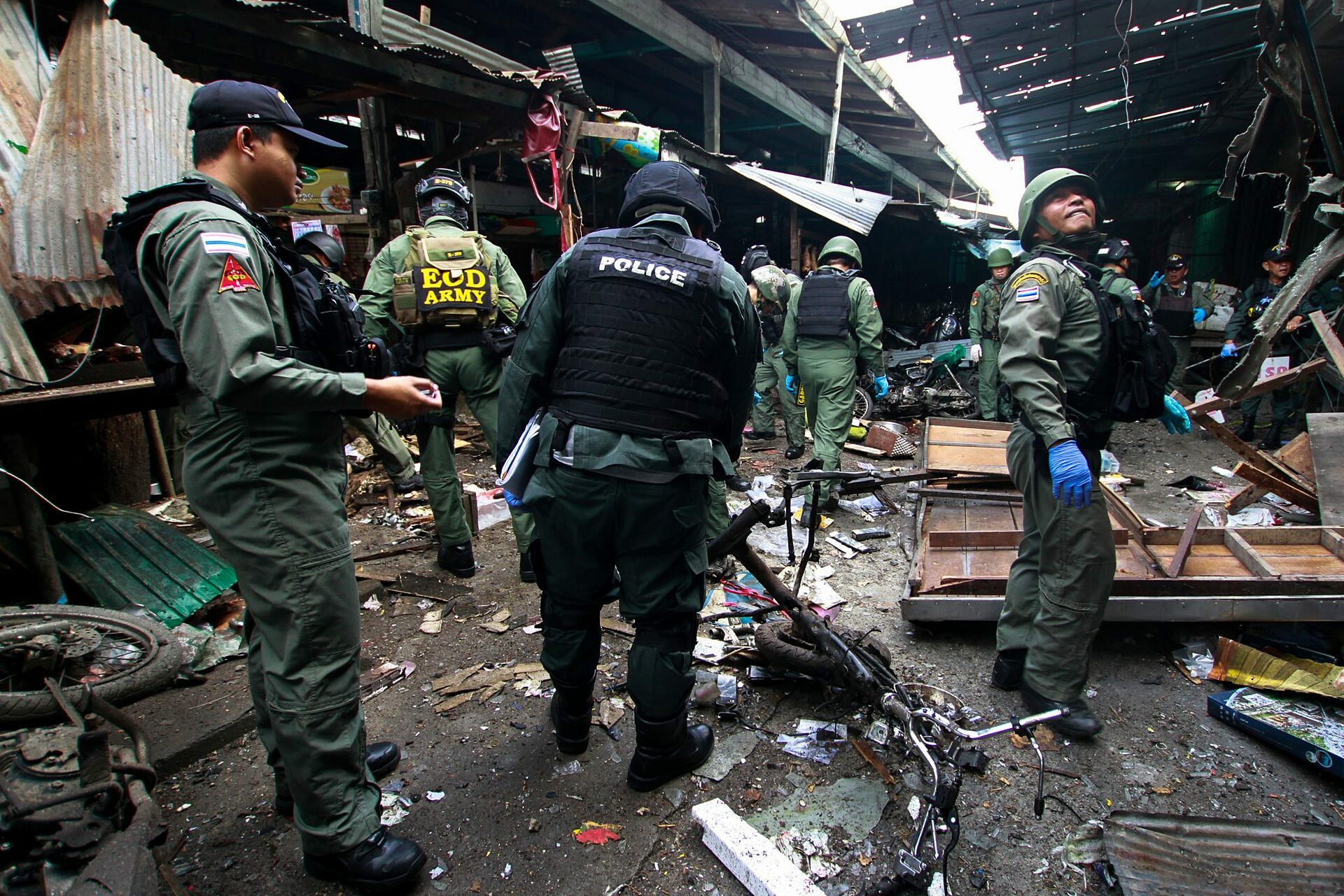 Cảnh sát Thái Lan khám xét hiện trường một vụ đánh bom khu chợ tỉnh Yala, phía nam nước này vào tháng 1/2018. Ảnh: Reuters.