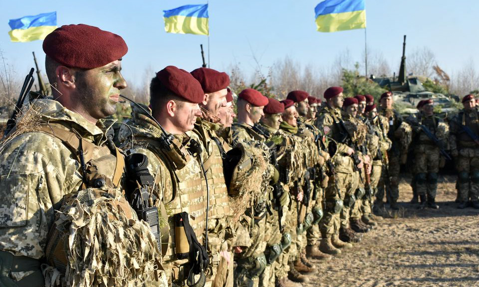 Lính Ukraine tham gia diễn tập ở vùng Zhytomyr, Ukraine hồi tháng 11/2021. Ảnh: Reuters.