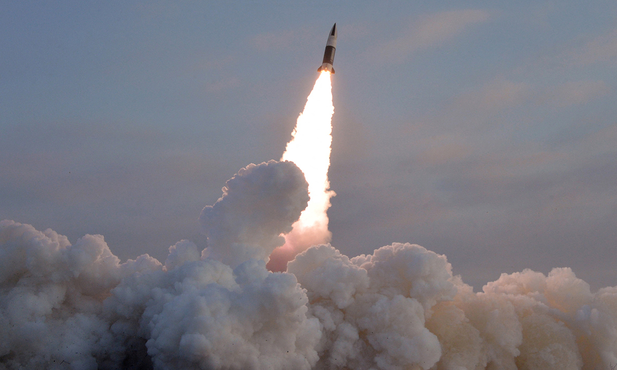 Tên lửa đạn đạo chiến thuật Triều Tiên rời bệ phóng trong thử nghiệm ngày 17/1. Ảnh: KCNA.