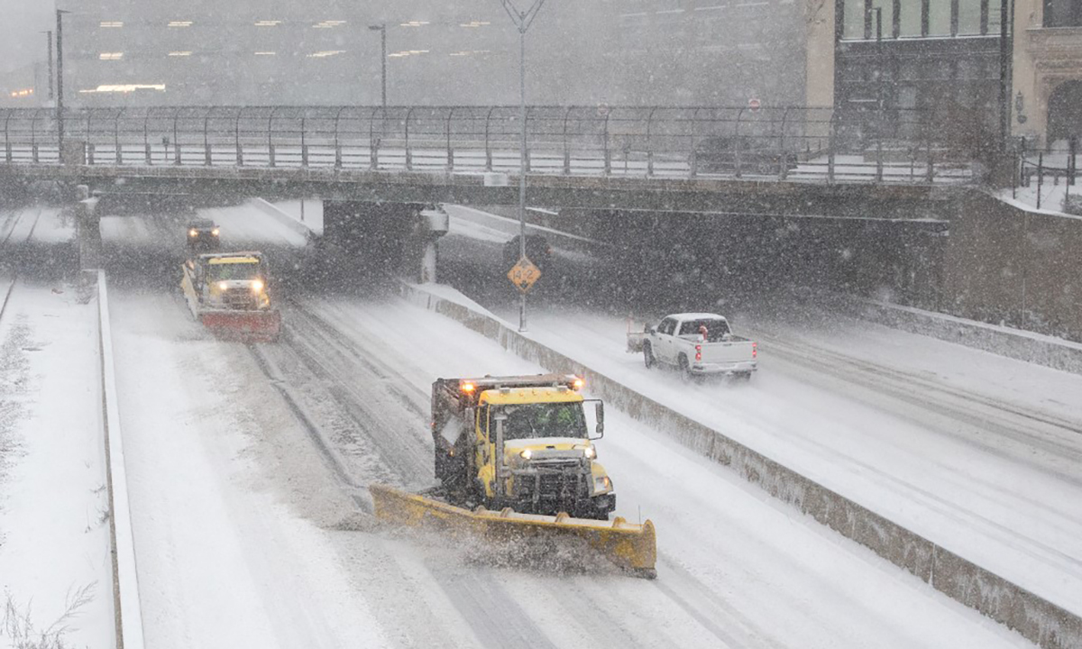 Xe cào tuyết dọn đường tại thành phố Boston, bang Massachusetts ngày 29/1. Ảnh: AFP.