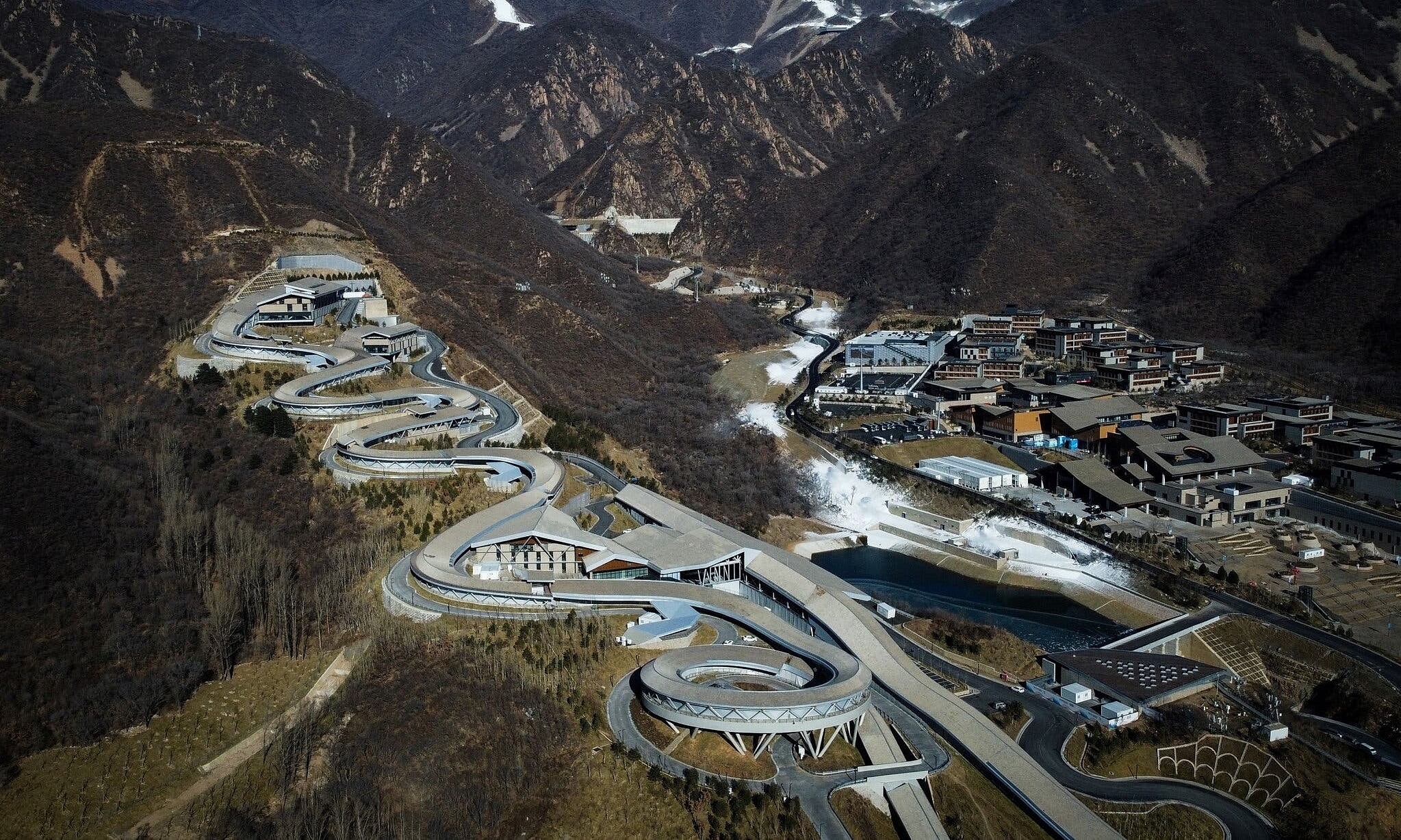 Trung tâm Trượt tuyết Quốc gia được Trung Quốc xây mới ở Trương Gia Khẩu, ngoại ô Bắc Kinh, phục vụ Olympic mùa đông 2022. Ảnh: Reuters.
