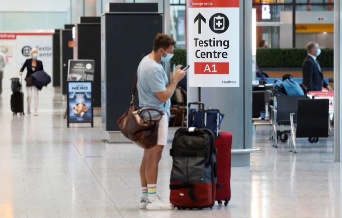 Hành khách tại sân bay Heathrow, London, Anh, ngày 2/8/2021. Ảnh: Reuters