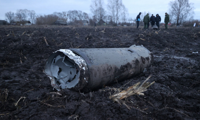 Mảnh tên lửa S-300 Ukraine rơi xuống lãnh thổ Belarus hôm 29/12. Ảnh: Reuters.