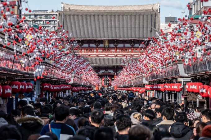 Người dân đến thăm chùa Sensoji ở thủ đô Tokyo trước thềm năm mới, ngày 30/12. Ảnh: AFP.