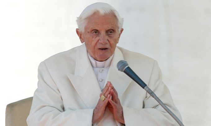 Giáo hoàng Benedict XVI kết thúc buổi tiếp kiến chung lần cuối tại Quảng trường Thánh Peter ở Vatican ngày 27/2/2013. Ảnh: Reuters.