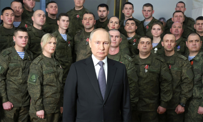Tổng thống Vladimir Putin đứng trước các quân nhân tại trụ sở Quân khu miền Nam của Nga trong bài phát biểu chúc mừng năm mới 2023. Ảnh: Điện Kremlin.
