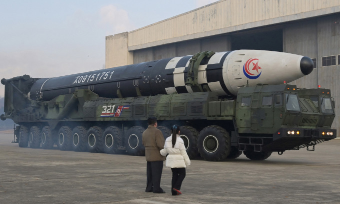 Lãnh đạo Triều Tiên Kim Jong-un và con gái thị sát tên lửa Hwasong-17 trước vụ thử ngày 18/11/2023. Ảnh: KCNA.