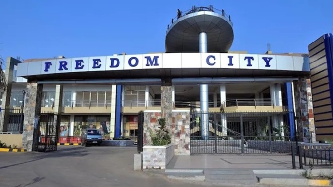 Bên ngoài trung tâm thương mại Freedom City ở Uganda, nơi xảy ra vụ giẫm đạp ngày 1/1. Ảnh: Freedom City.
