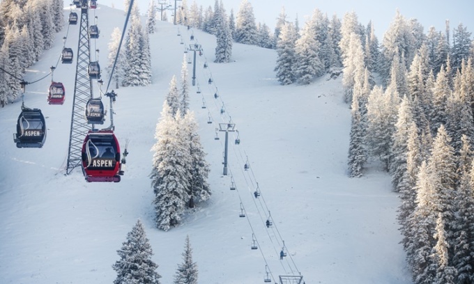 Cáp treo tại khu nghỉ dưỡng trượt tuyết Aspen, Mỹ, hồi năm 2020. Ảnh: AP.