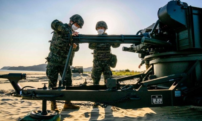 Các binh sĩ Hàn Quốc tham gia một cuộc luyện tập thường lệ trên bãi biển Sagot, đảo Baekryeong, hồi cuối tháng 10. Ảnh: AFP.