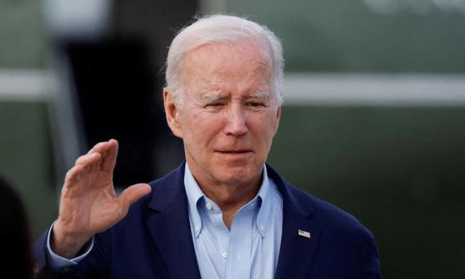 Ông Biden tại căn cứ không quân Andrews ở bang Virginia hôm 2/1. Ảnh: Reuters.