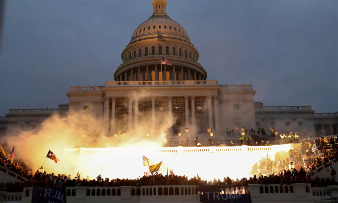 Người biểu tình tràn vào khuôn viên quốc hội Mỹ ngày 6/1/2021. Ảnh: Reuters.