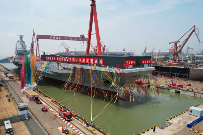 Tàu sân bay Phúc Kiến hạ thủy tại cảng ở Thượng Hải, Trung Quốc hồi tháng 6/2022. Ảnh: AP.