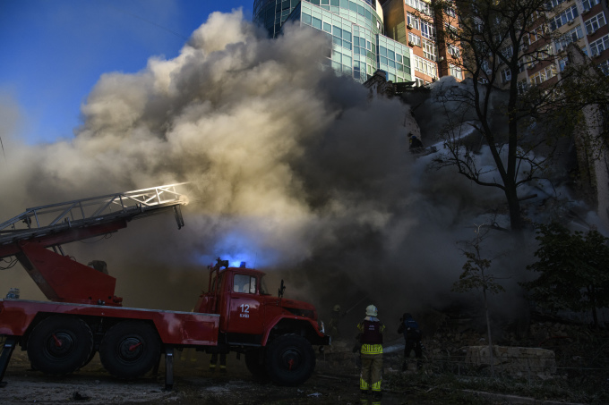 Lính cứu hỏa tại hiện trường một khu vực bị tập kích bằng UAV tự sát ở thủ đô Kiev, Ukraine, ngày 17/10. Ảnh: Reuters.
