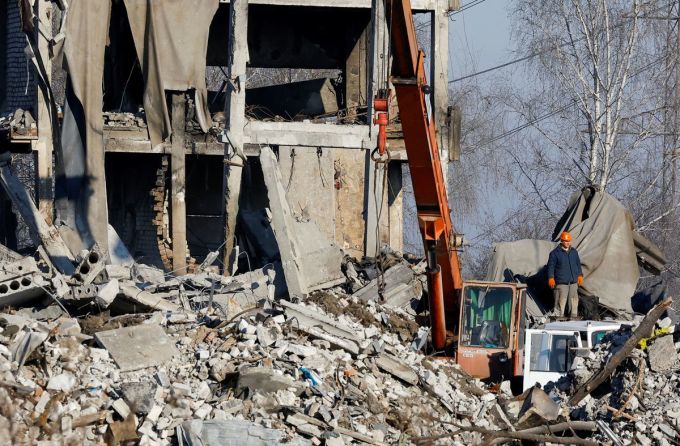 Hiện trường tòa nhà bị sập sau vụ pháo kích đêm giao thừa khiến 89 quân nhân Nga thiệt mạng ở Makiivka, tỉnh Donetsk hôm 3/1. Ảnh: Reuters.