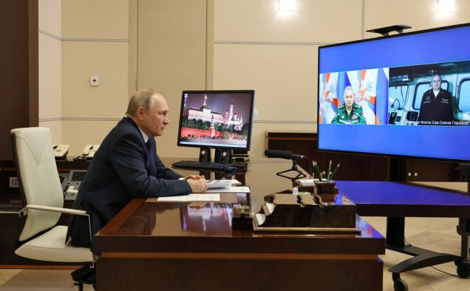 Tổng thống Nga Vladimir Putin trong cuộc họp trực tuyến với Bộ trưởng Quốc phòng Sergey Shoigu và chỉ huy tàu hộ vệ Đô đốc Gorshkov Igor Krokhmal ngày 4/1. Ảnh: Reuters.