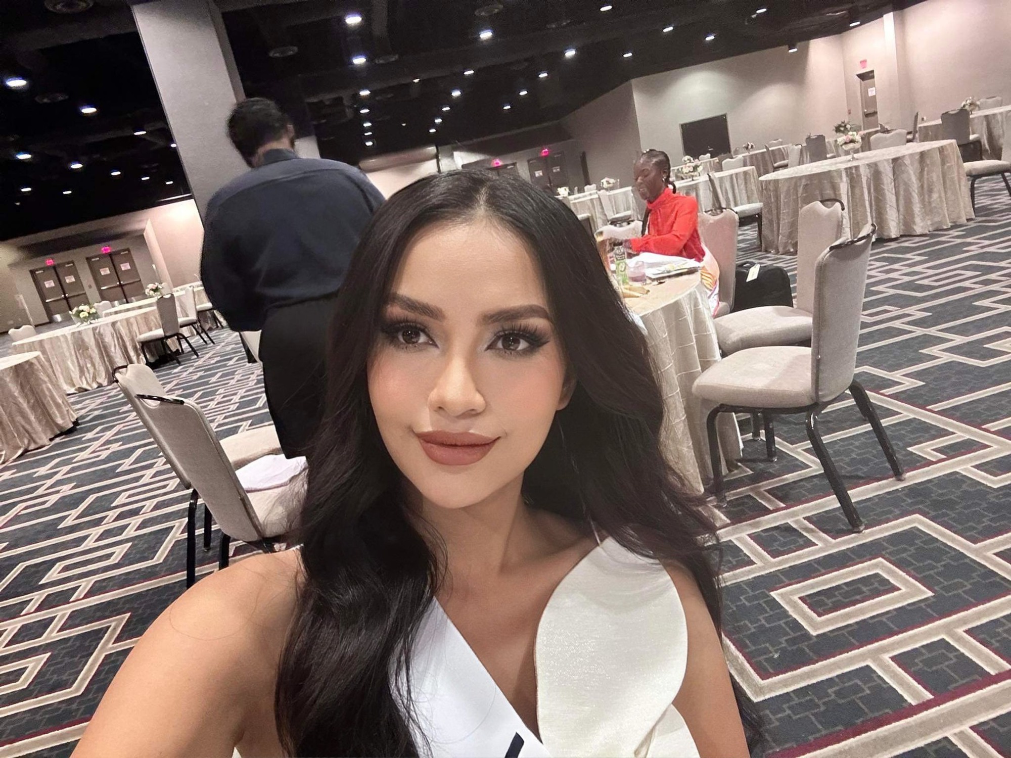 Ngọc Châu rạng rỡ trong ngày 2 nhập cuộc, nhận điều đặc biệt từ đại diện Việt Nam có thành tích cao nhất tại Miss Universe - Ảnh 4.