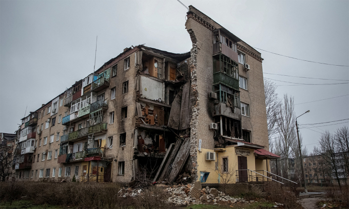 Một tòa nhà bị hư hại do giao tranh tại thành phố Bakhmut, tỉnh Donetsk tháng 12/2022. Ảnh: Reuters.