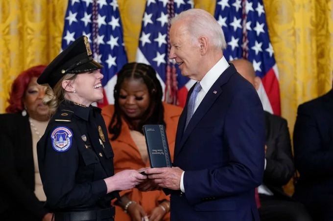 Tổng thống Biden trao huân chương Công dân Tổng thống, phần thưởng dân sự cao quý thứ hai của đất nước, cho sĩ quan Caroline Edwards thuộc lực lượng Cảnh sát Capitol, tại Nhà Trắng ngày 6/1. Ảnh: AP