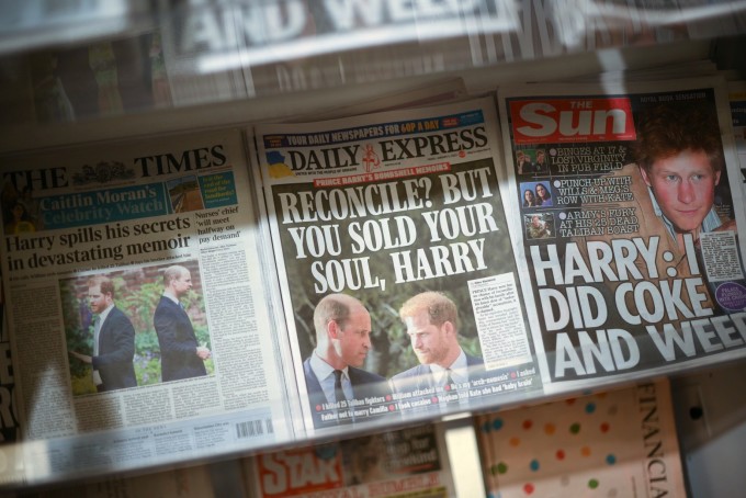 Cuốn hồi ký chiếm tiêu đề trên trang nhất nhiều tờ báo Anh xuất bản ngày 6/1 ở London. Ảnh: AFP