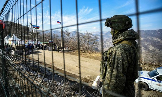 Lính gìn giữ hòa bình của Nga tại hành lang Lachin ngày 27/12/2022. Ảnh: AFP.