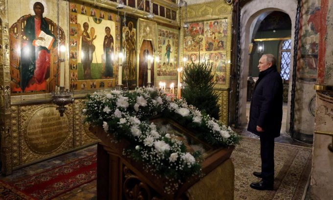 Tổng thống Putin trong Nhà thờ Truyền tin ở Điện Kremlin rạng sáng nay. Ảnh: Reuters.