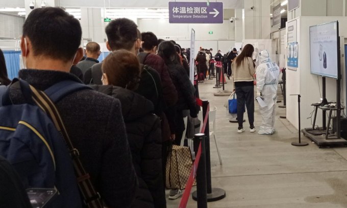 Hành khách xếp hàng tại sân bay quốc tế ở Thành Đô, Trung Quốc, hôm 6/1. Ảnh: Reuters.