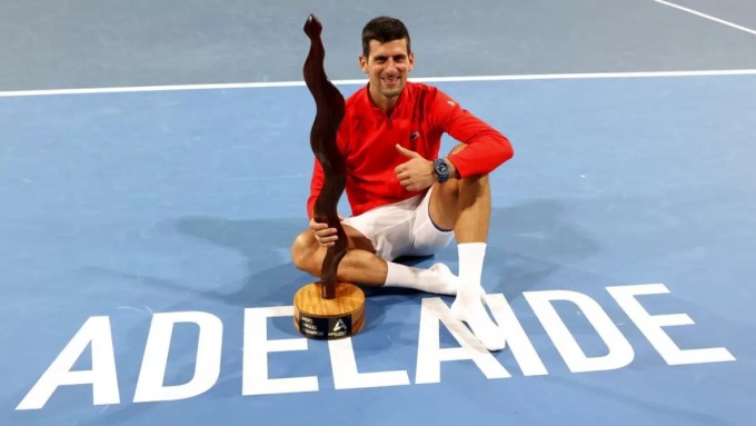 Djokovic mừng chức vô địch Adelaide International 1. Ảnh: AP.