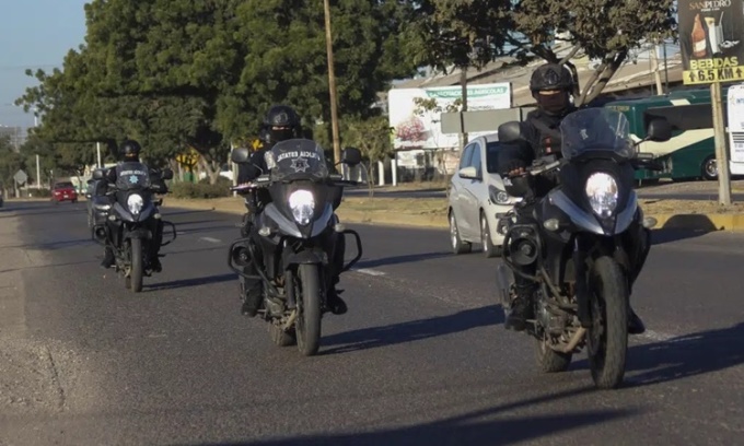 Cảnh sát Mexico tuần tra trên đường phố Culiacan ngày 6/1, sau cuộc đột kích bắt trùm ma túy Ovidio Guzman. Ảnh: AP.