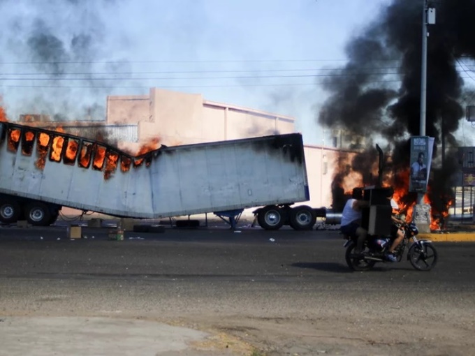 Một chiếc xe bị các tay súng băng đảng Sinaloa đốt cháy hôm 5/1. Ảnh: AP.