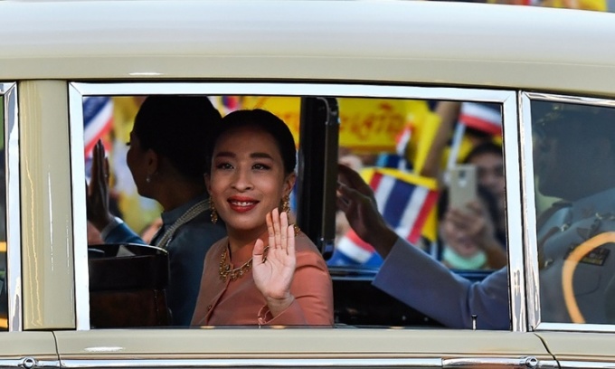 Công chúa Bajrakitiyabha Mahidol vẫy tay chào người ủng hộ trên đường đến Cung điện Hoàng gia ở Bangkok năm 2020. Ảnh: AFP.