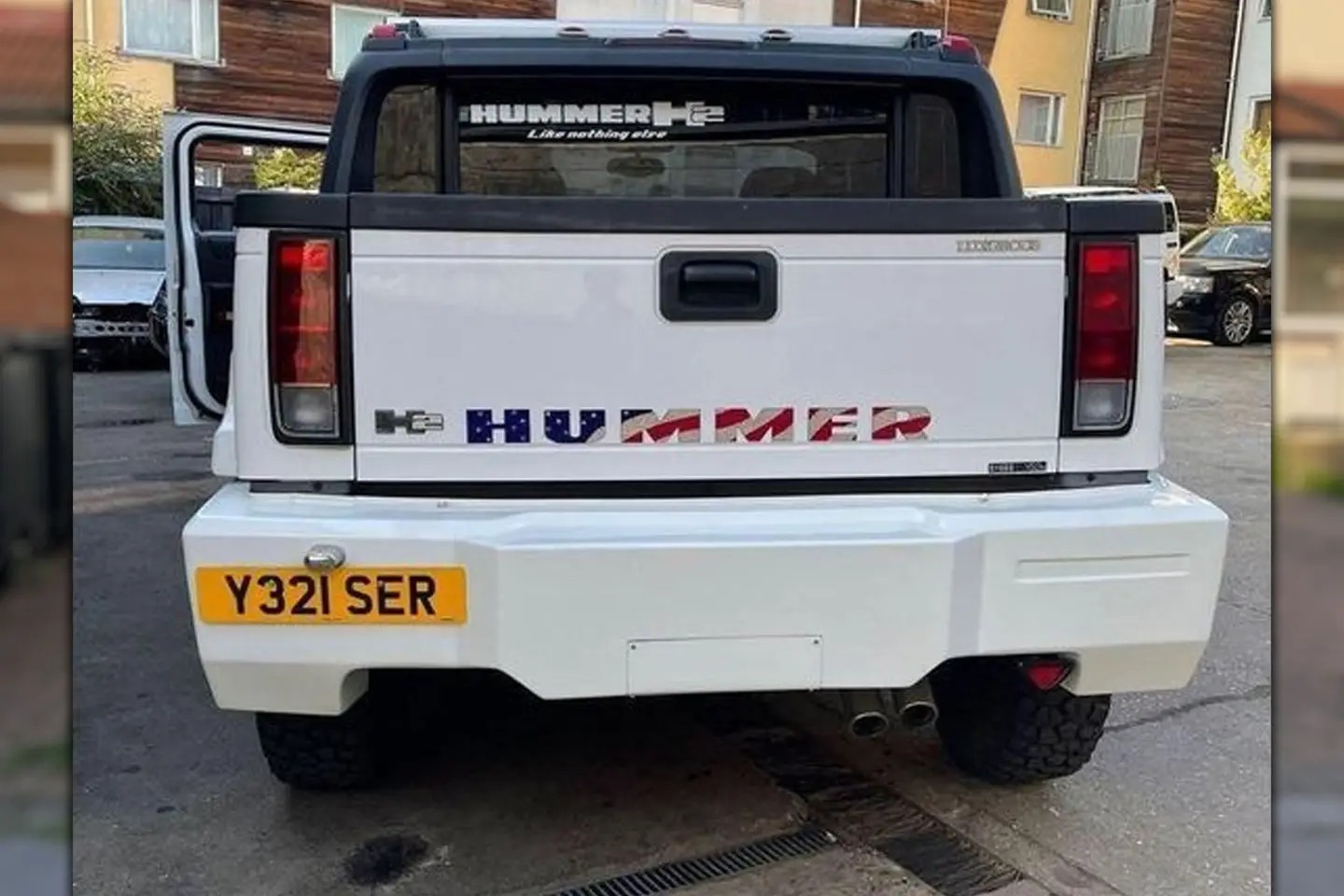 Chiếc Hummer H2 lạ được một người dùng gu độc đưa xuyên biên giới về Anh - Ảnh 3.