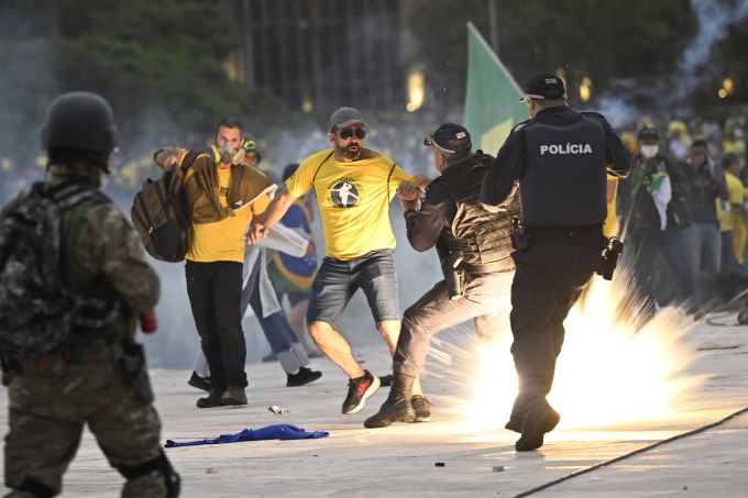 Đám đông ủng hộ cựu tổng thống Brazil Jair Bolsonaro đụng độ với lực lượng an ninh tại tòa nhà quốc hội ở Brasilia hôm 8/1. Ảnh: AFP.