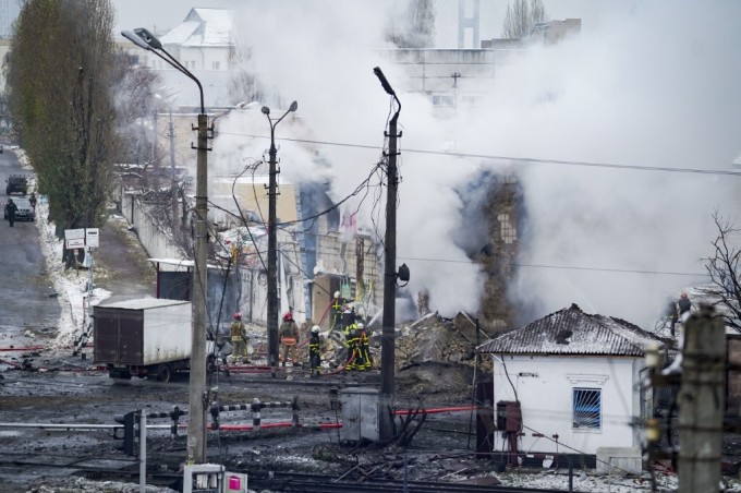 Lực lượng cứu hộ gần những ngôi nhà bị phá hủy do pháo kích ở Kiev, Ukraine ngày 23/11. Ảnh: AFP.