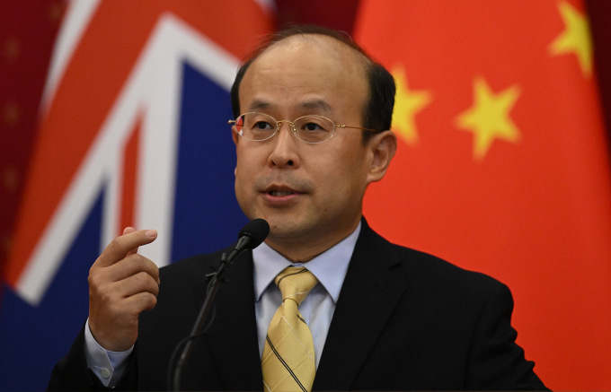 Đại sứ Trung Quốc tại Australia Tiêu Thiên trả lời họp báo tại đại sứ quán Trung Quốc ở Canberra ngày 10/1. Ảnh: Reuters