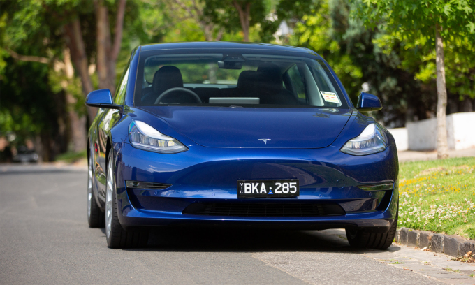 Một chiếc Tesla Model 3 tại Australia, với biển số của bang Victoria. Ảnh: Drive