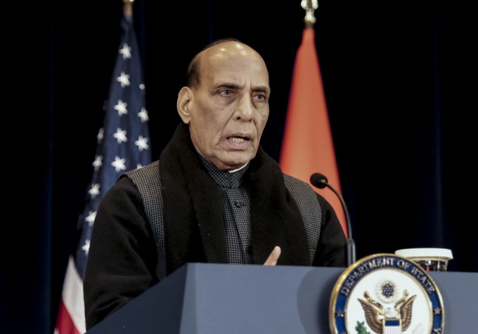 Bộ trưởng Quốc phòng Ấn Độ Rajnath Singh phát biểu tại một cuộc họp báo ở Washington, thủ đô Mỹ, ngày 12/4/2022. Ảnh: AFP.