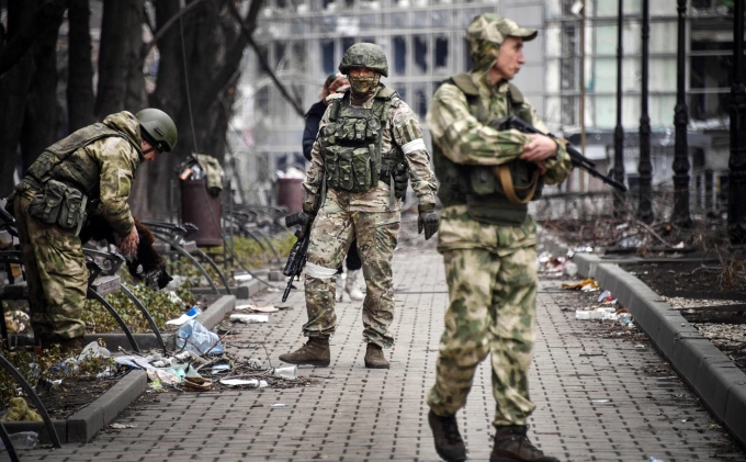 Binh sĩ Nga tuần tra đường phố ở Mariupol, Ukraine, hồi tháng 4/2022. Ảnh: AFP.